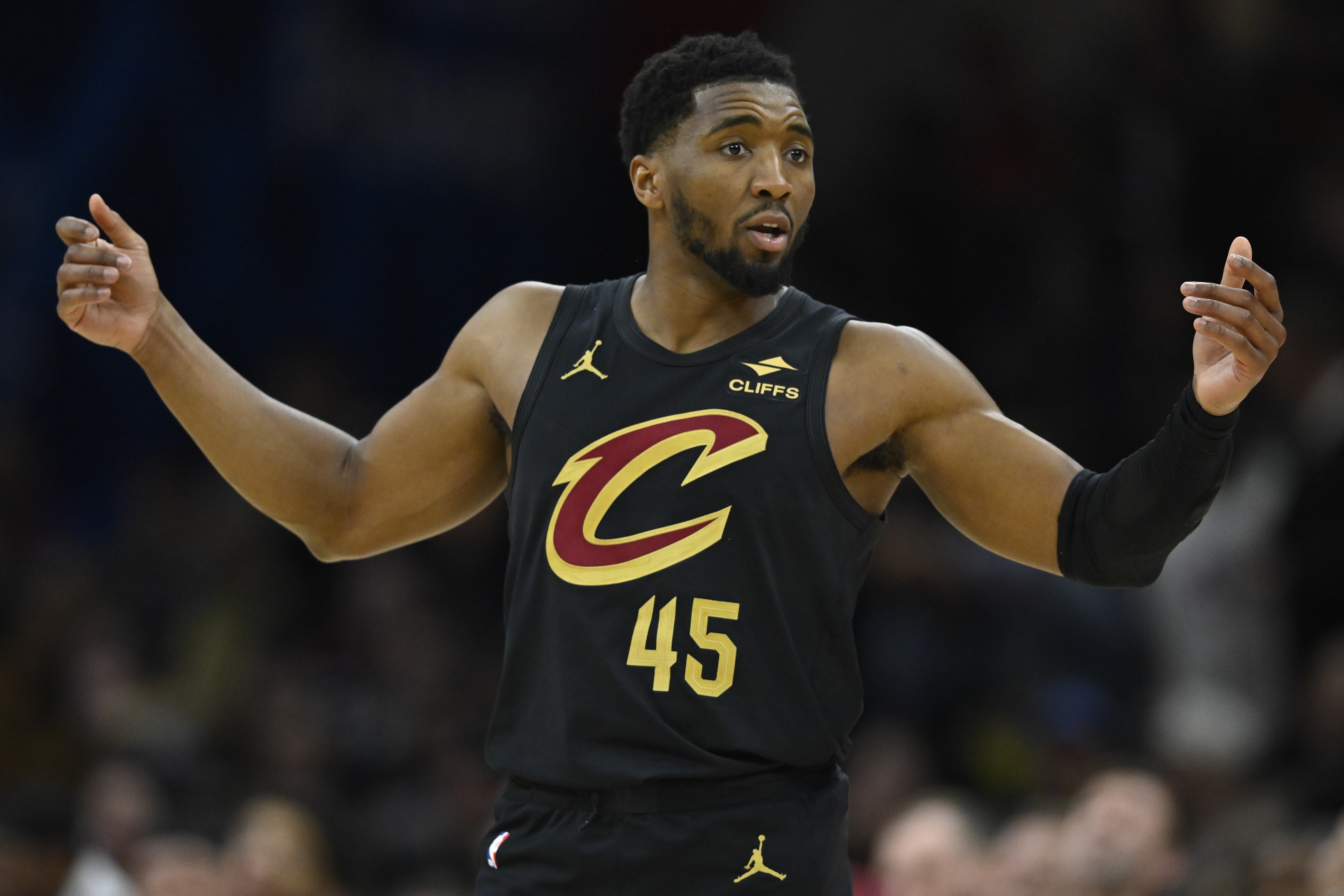 开云官网-再加把劲儿！米切尔半场首发17分钟 13中6&amp;三分4中1砍16分2板