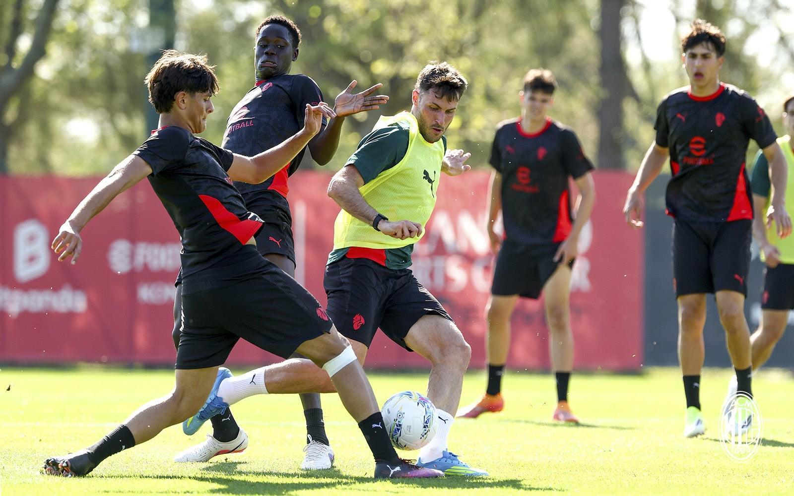 开云体育-跟队记者:米兰部分球员和预备队进行了一场训练赛